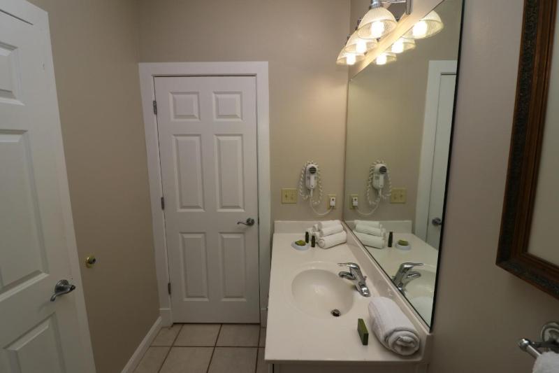 Two-Bedroom Townhouse image 2