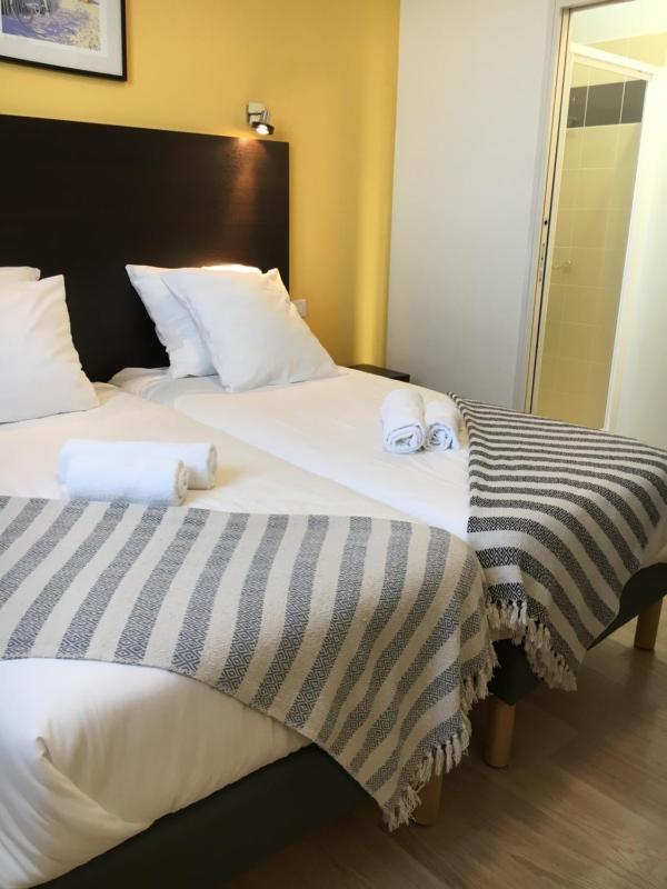 Twin Room with Private Bathroom image 3