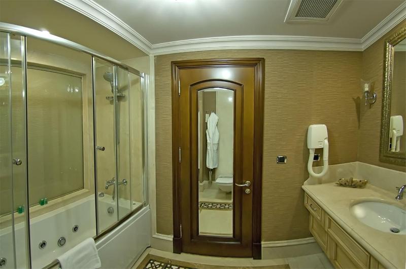 Suite with Bosphorus View and Spa Bath image 3