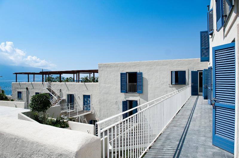 One-Bedroom Apartment - Split Level image 3