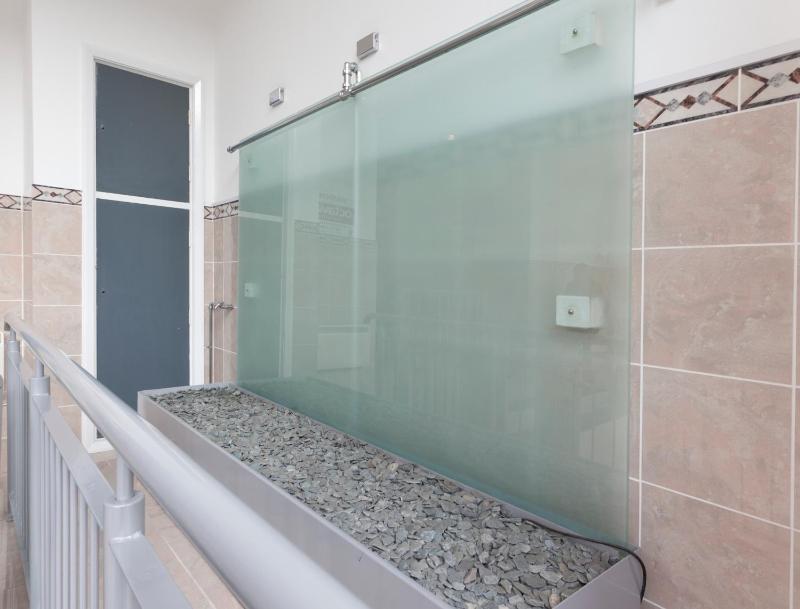 City Centre Lace Market Apartments - 2 Bedrooms Budget Apartment with 4 Beds and 2 Bathrooms and full Kitchen in George Street - close to Victoria Centre Shopping Centre and Nightlife - image 8