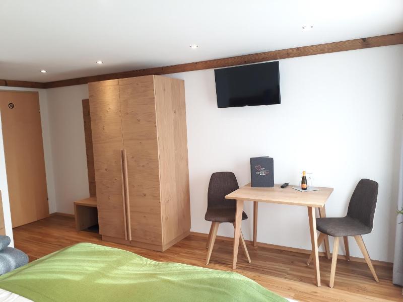 Triple Room with Balcony image 4