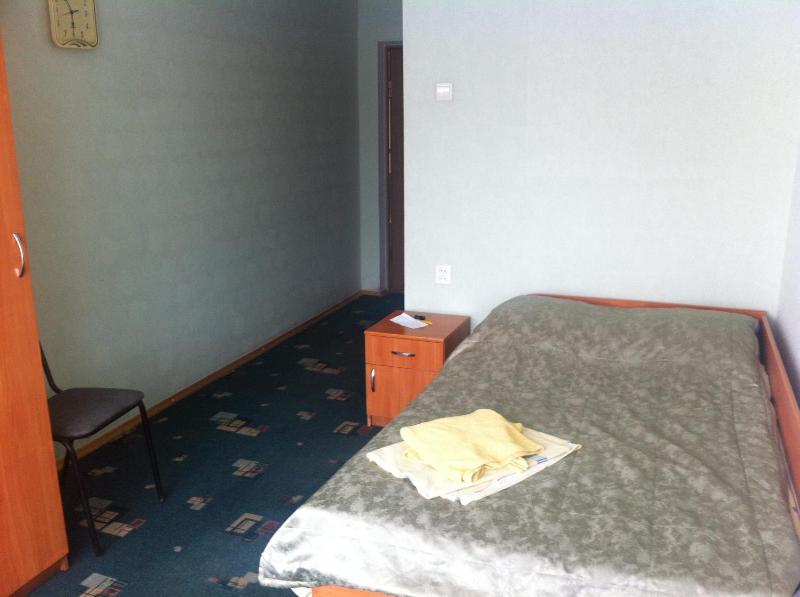Single Room with Shared Shower and Toilet image 1