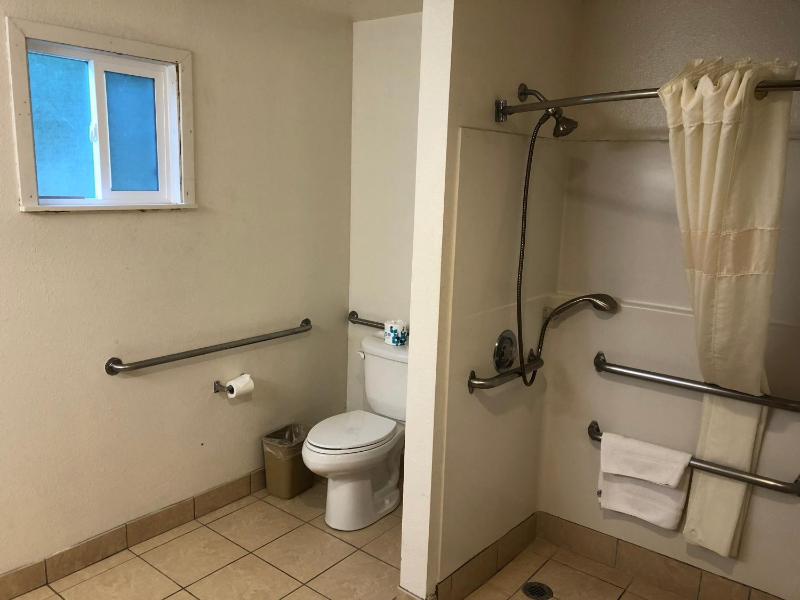 King Room with Mobility/Hearing Impaired Access - Non-Smoking image 4