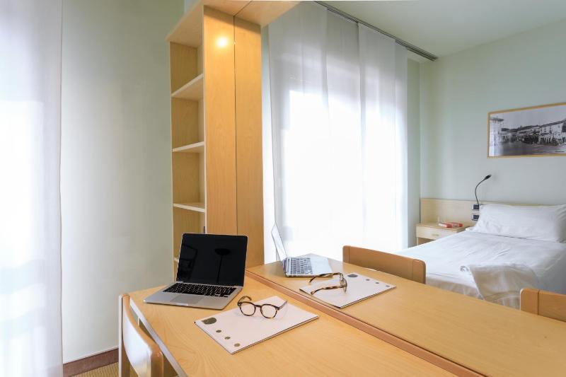 Economy Twin Room image 2