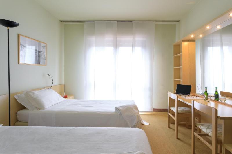 Classic Twin Room image 1