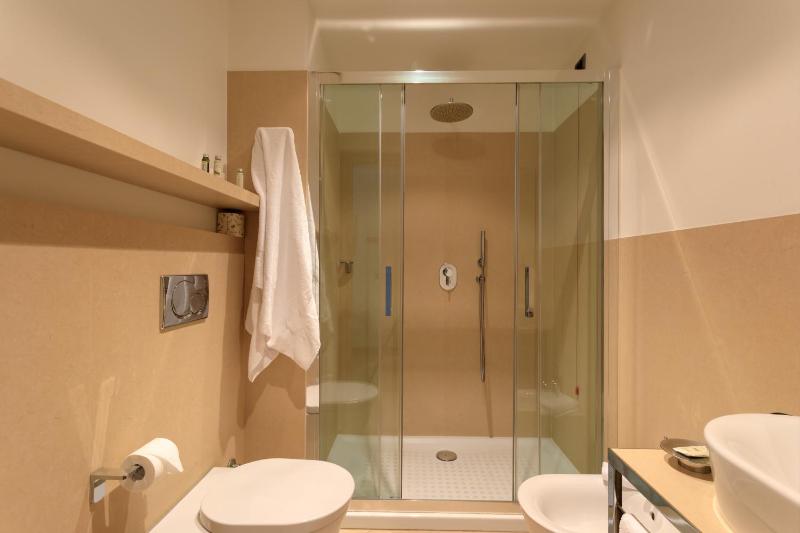 Classic Double Room image 4