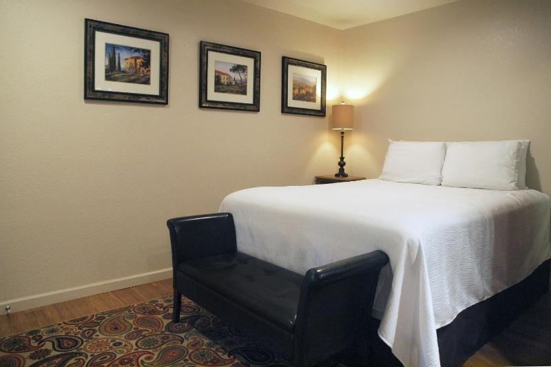 Queen Room with Garden View image 1