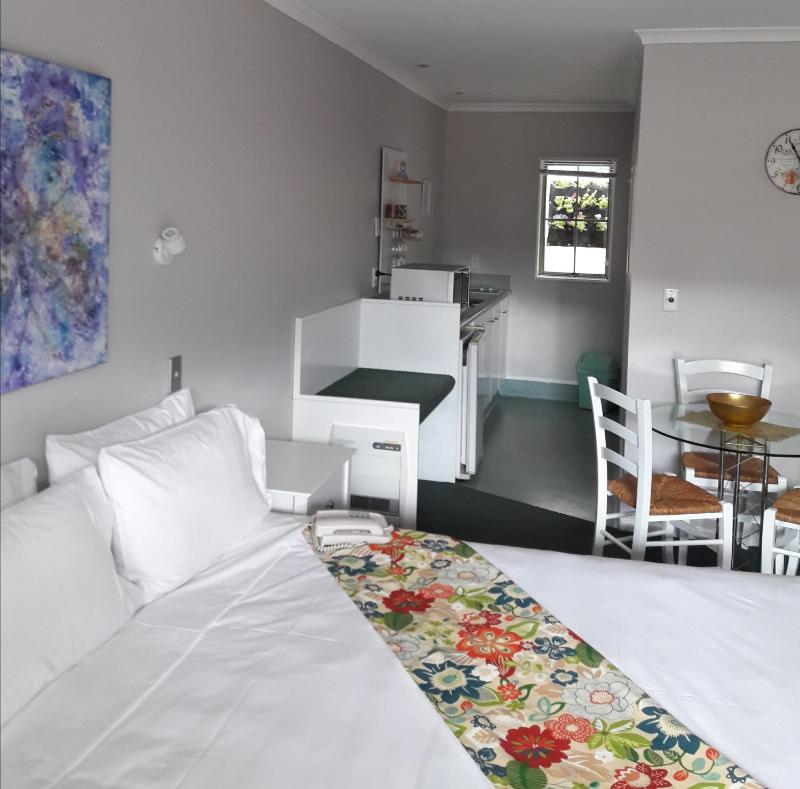 Colonial Lodge Motel - image 4