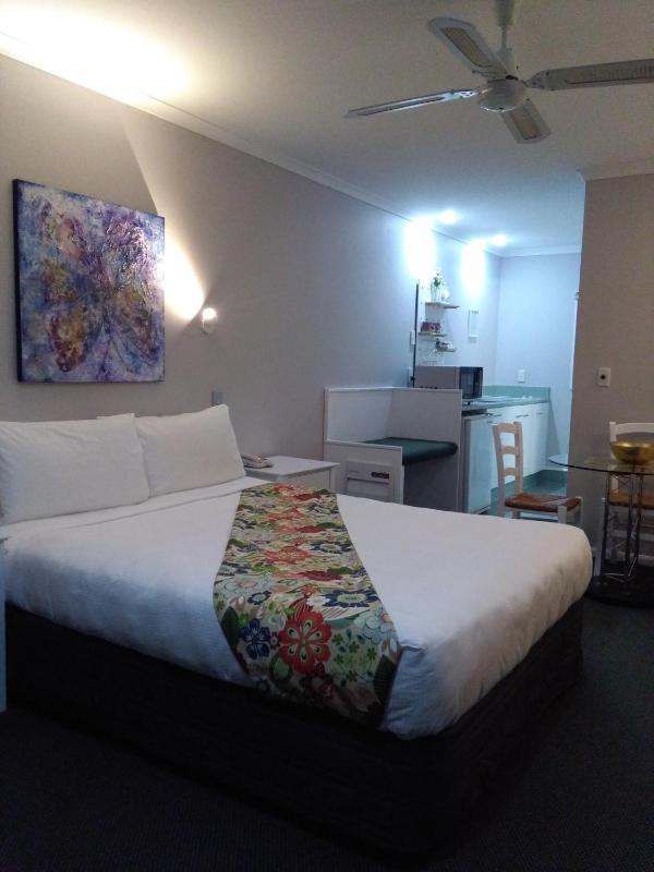 Colonial Lodge Motel - image 46