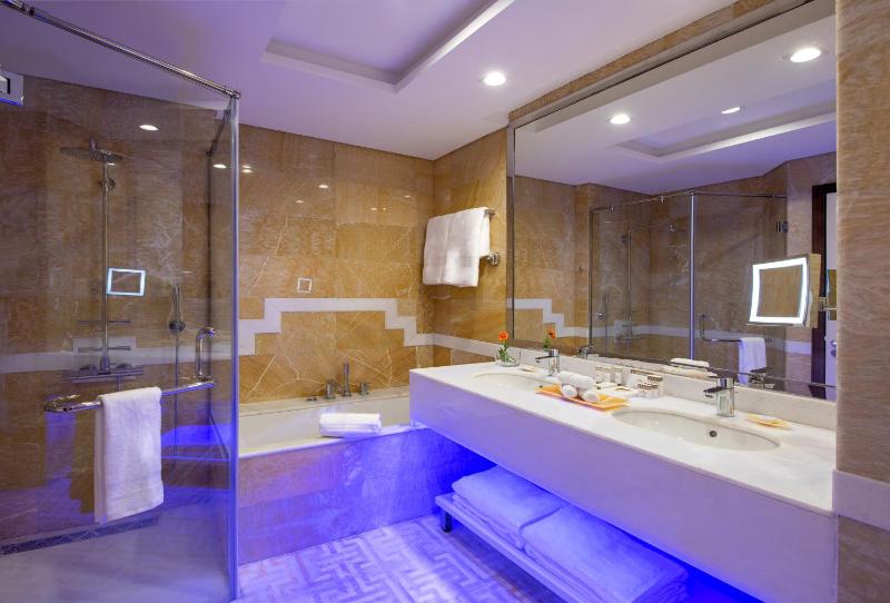Deluxe Twin Room (Free Shuttle Bus to The Beach and Marina Mall) image 3