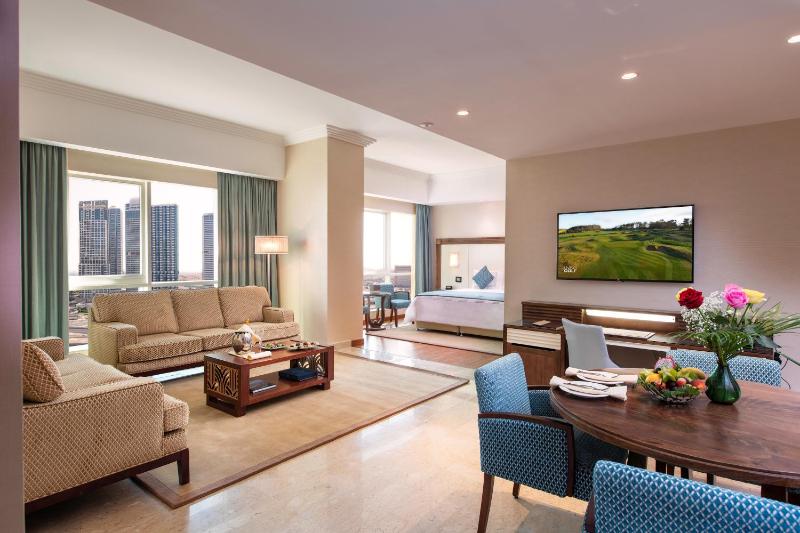 Deluxe King Suite (Free Shuttle Bus to The Beach and Marina Mall) image 1