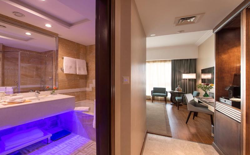 Deluxe Twin Room (Free Shuttle Bus to The Beach and Marina Mall) image 2