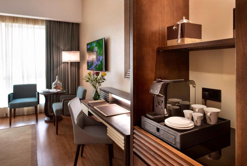 Deluxe Twin Room (Free Shuttle Bus to The Beach and Marina Mall) image 4