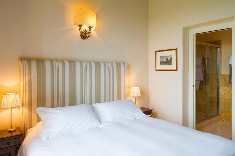 Standard Double with Garden View image 2