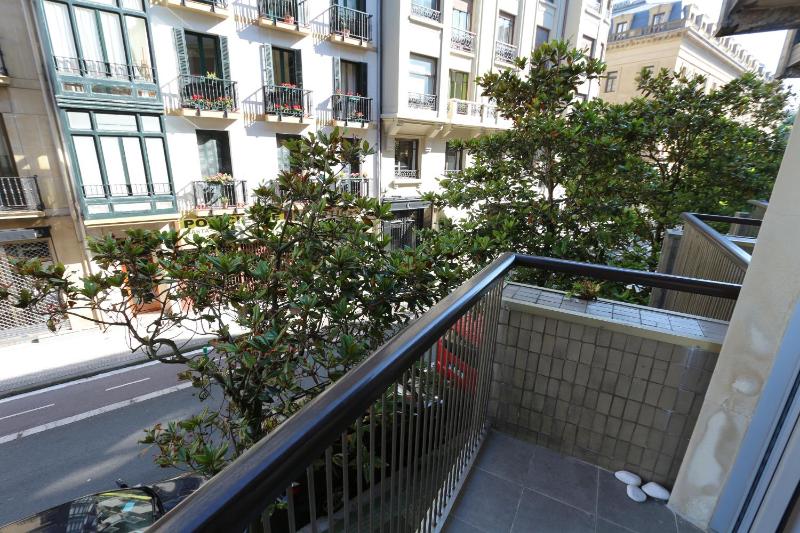 Modern & spacious apartment near La Concha Bay - image 5