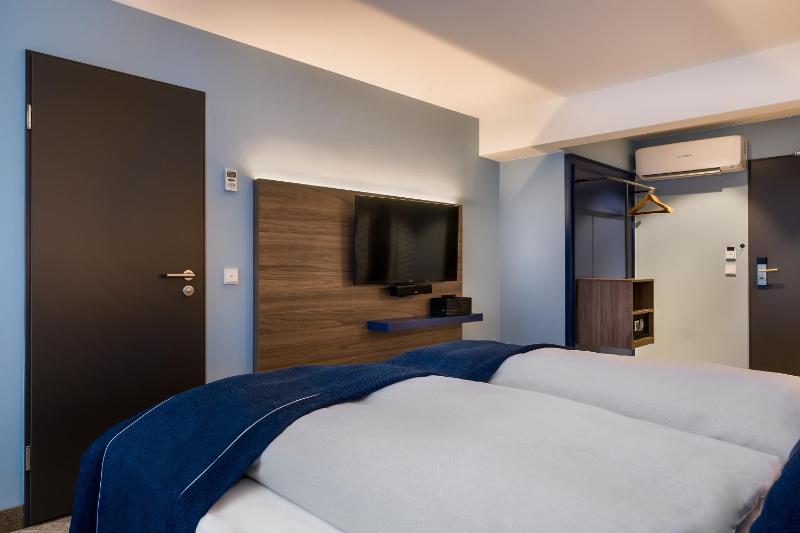 Standard Room image 4