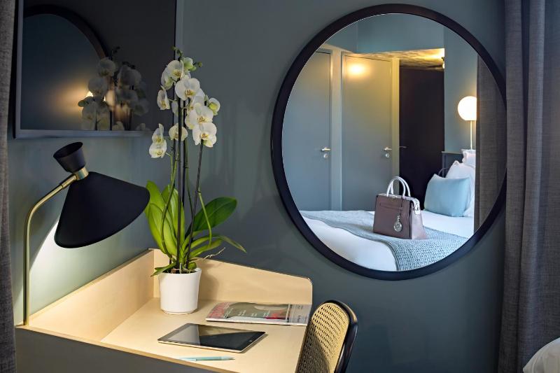 Superior Room with One Double Bed and Sofa Bed image 4