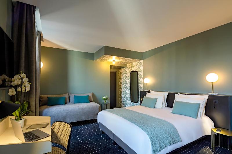 Superior Room with One Double Bed and Sofa Bed image 3