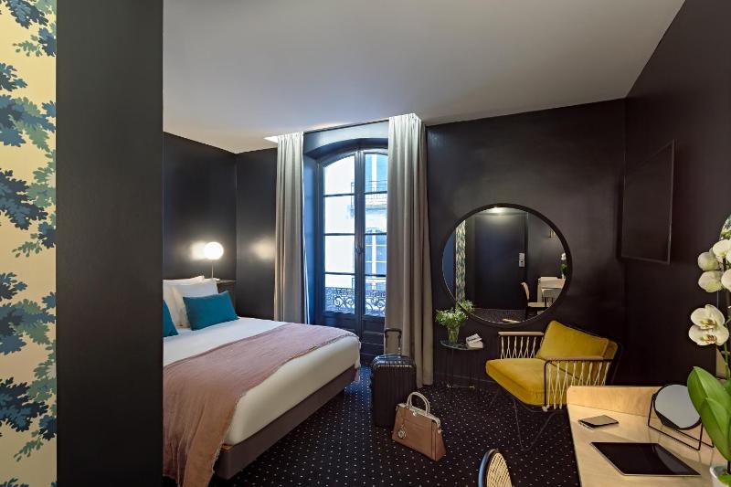 Standard Double Room image 4