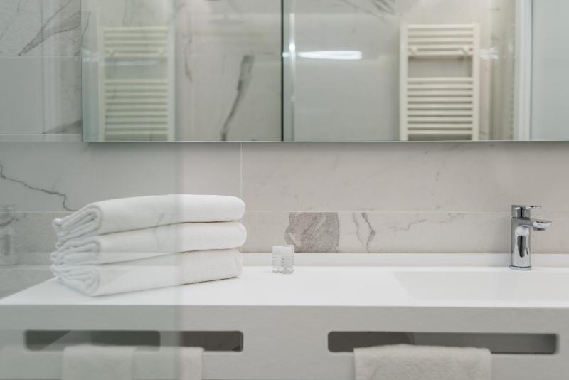 Deluxe Triple Room image 3