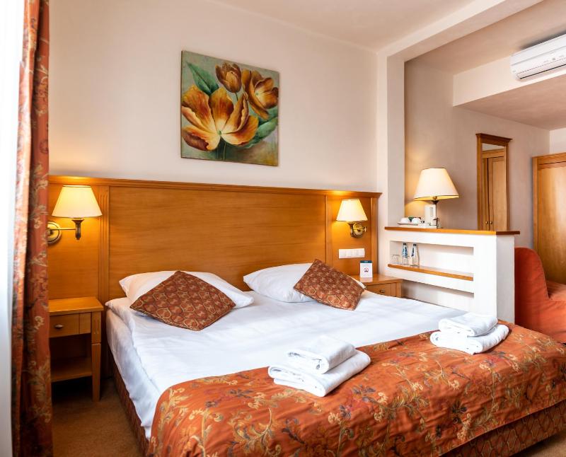 Double Room with Extra Bed image 3