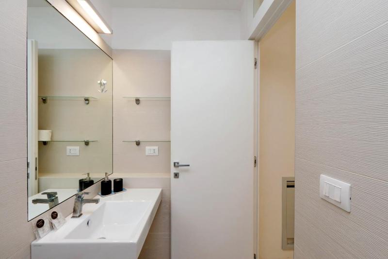 One-Bedroom Apartment image 4