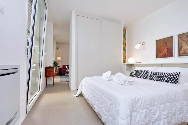 One-Bedroom Apartment image 3