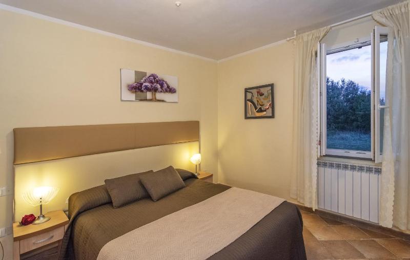 Superior One-Bedroom Apartment (2 Adults) image 3