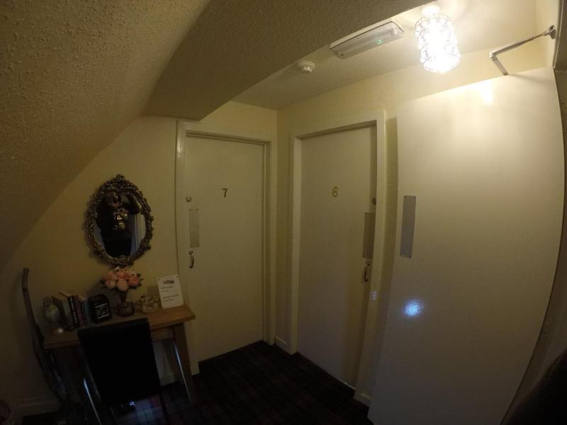 Twin Room with Private Bathroom image 3