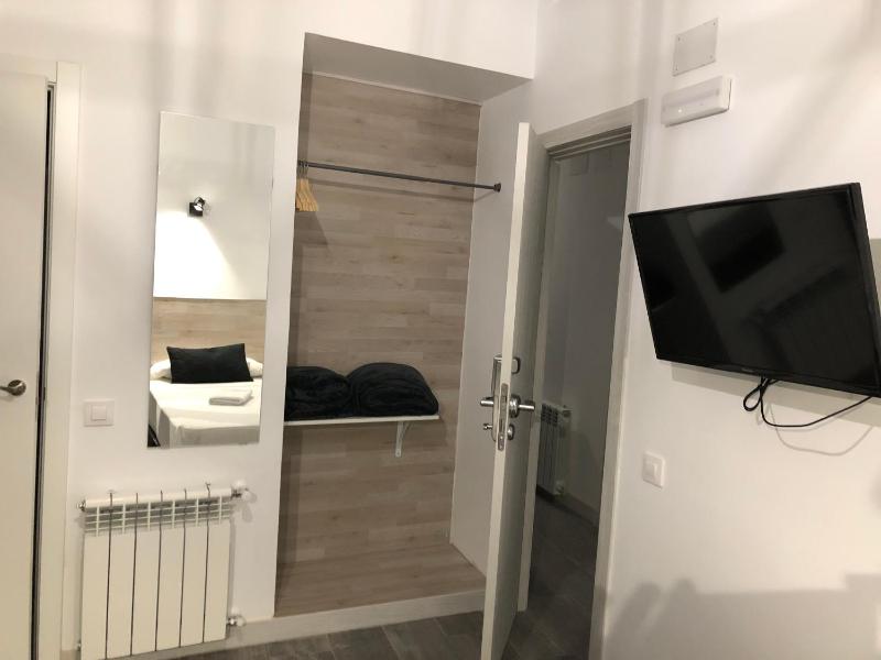 Twin Room with Private Bathroom image 2