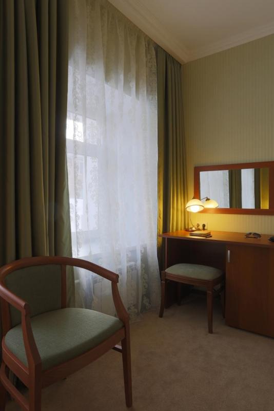 Standard Twin Room image 3