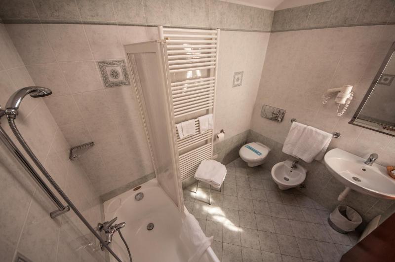 Quadruple Room image 3