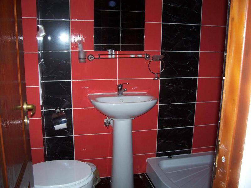 Twin Room image 3