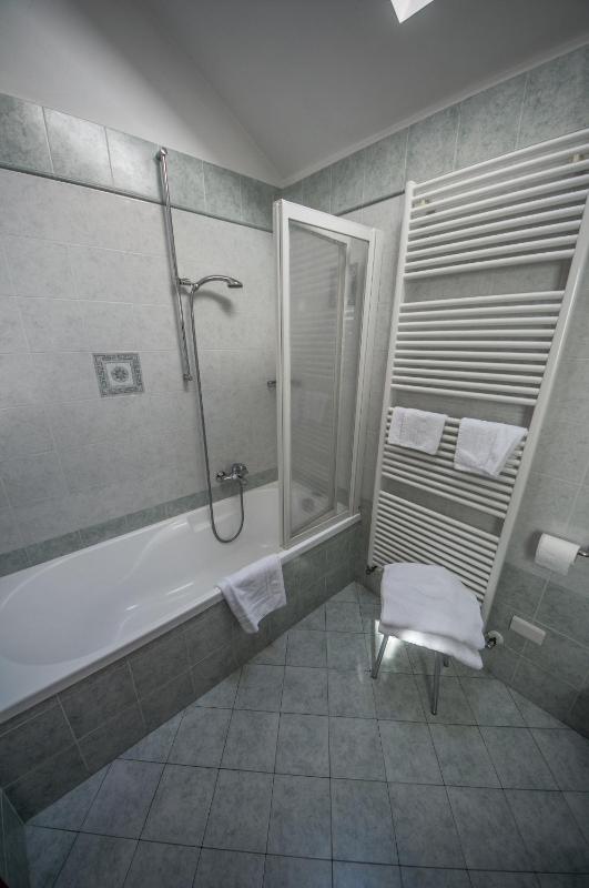 Quadruple Room image 4
