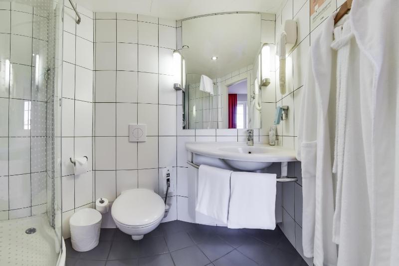 Standard Twin Room image 1