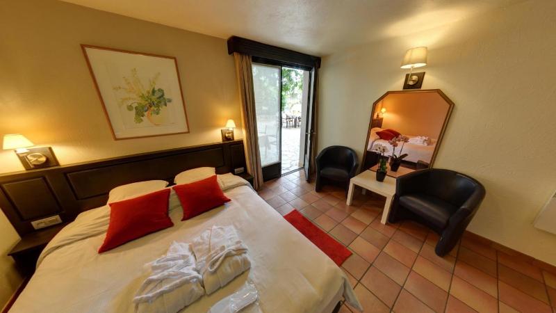 Double Room with Pool View image 1