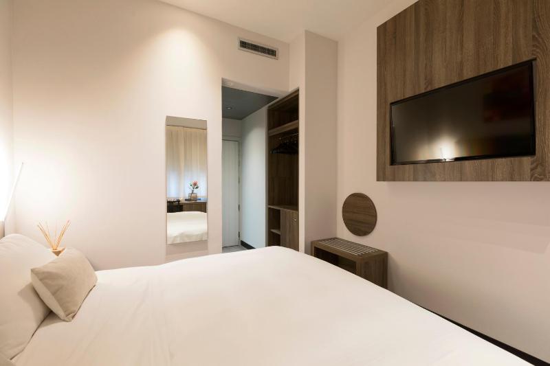 Deluxe Double or Twin Room image 3