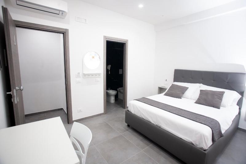 Deluxe Room image 2