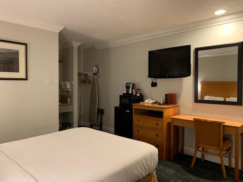 Queen Room image 4