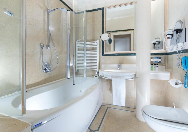 Deluxe Double Room with Balcony and Sea View image 2