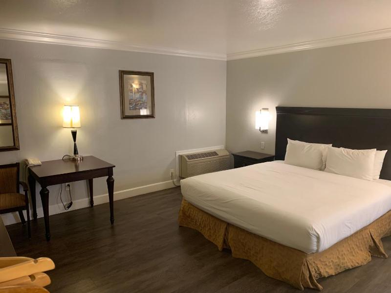 Queen Room - Disability Access image 3