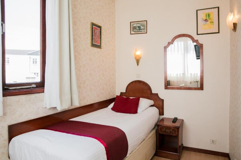 Single Room with Shared Shower and Toilet image 4