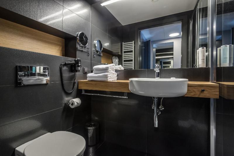 Deluxe Double or Twin Room image 2