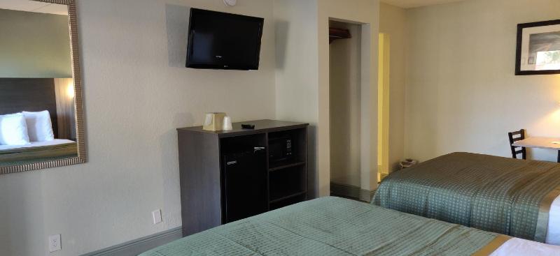 Queen Room with Two Queen Beds - Non-Smoking image 3
