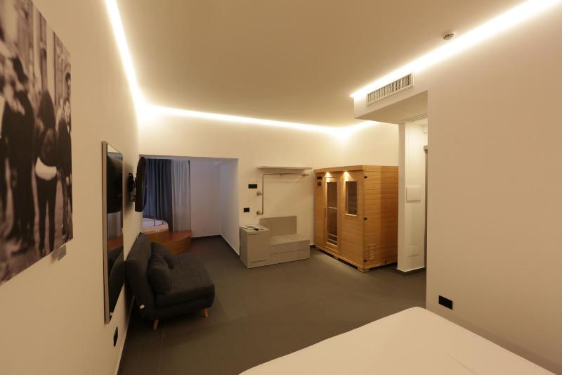 Suite with Sauna and Spa Bath image 4