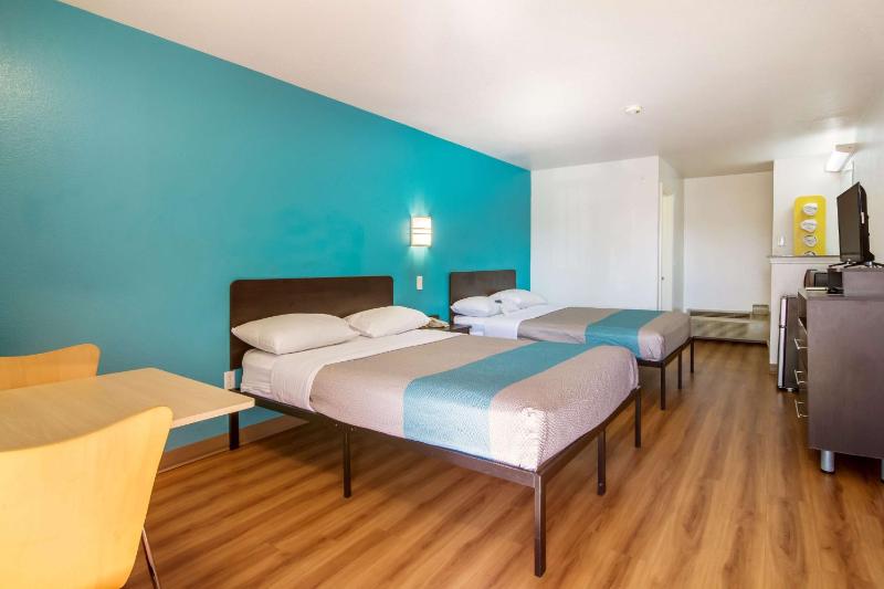 Queen Room with Two Queen Beds - Non-Smoking image 1