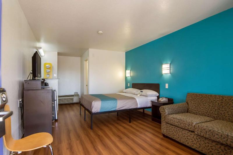 Deluxe Queen Room - Non-Smoking image 4