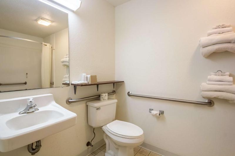 Queen Room - Disability Access - Non-Smoking image 3