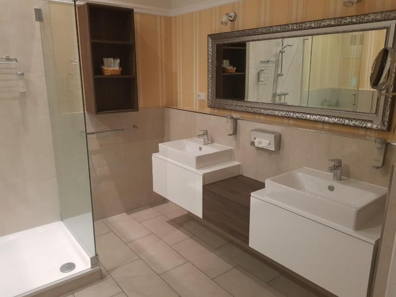 Deluxe Suite **** image 2